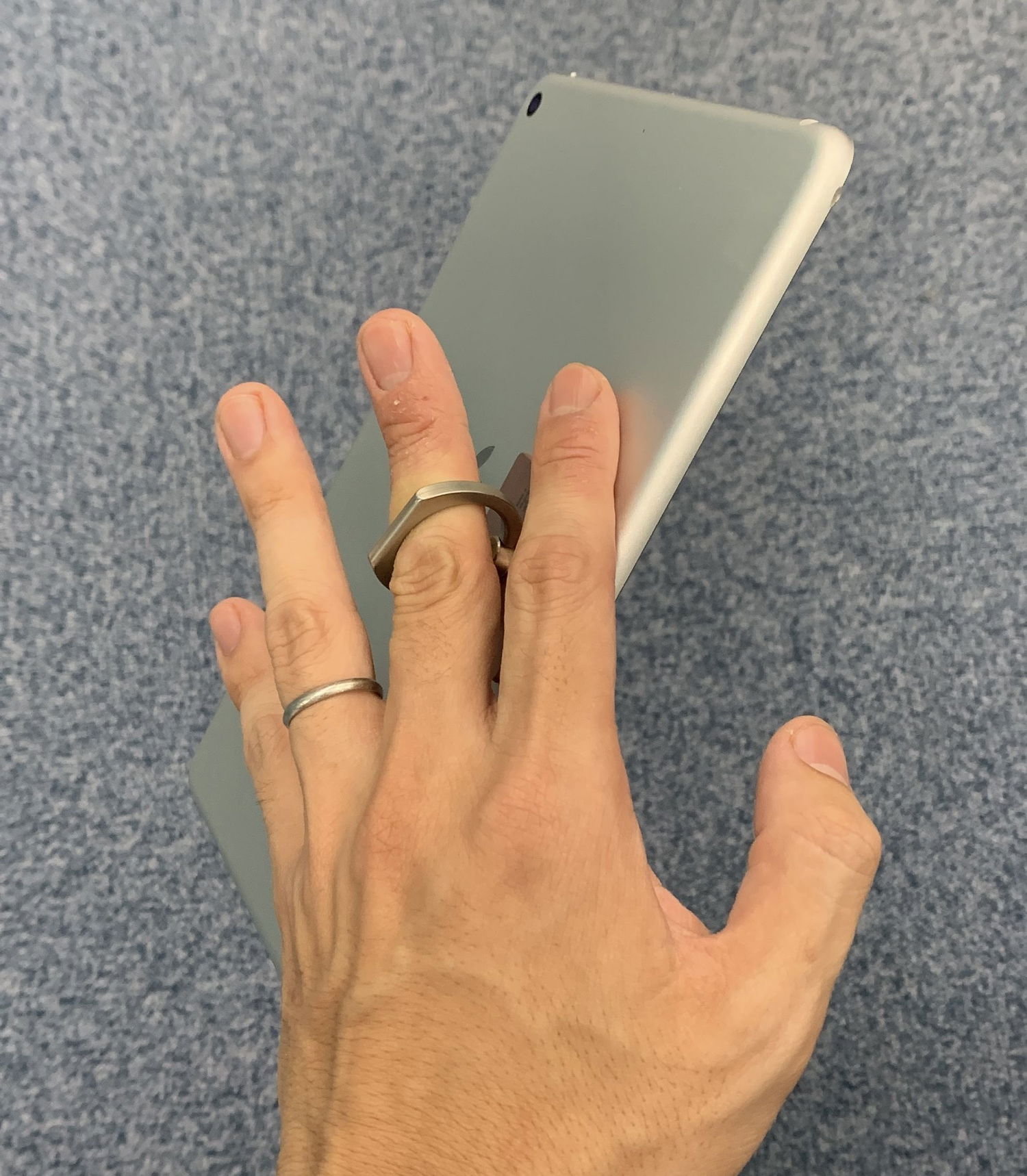 iPad miniを裸で片手持ちするアイテムiRing【使い勝手100点】