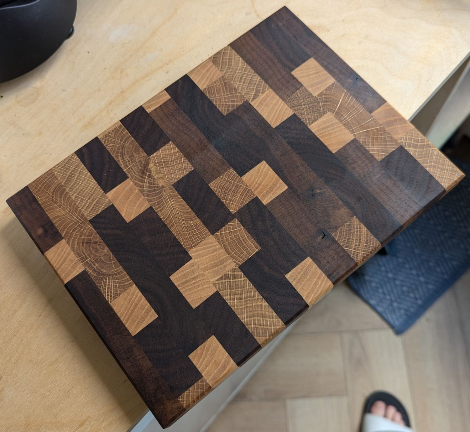 Left it overnight to dry and ended up looking like this! The board is 25 x 18 cm so it’s perfect for cutting up some fruits or using it as a serving board with cheeses and whatnot. Great little project and if i’d do a cutting board again, I’d suggest milling all the pieces to the right dimension beforehand if that’s possible!