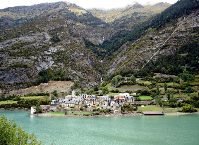 Embalse y pueblo de Lanuza