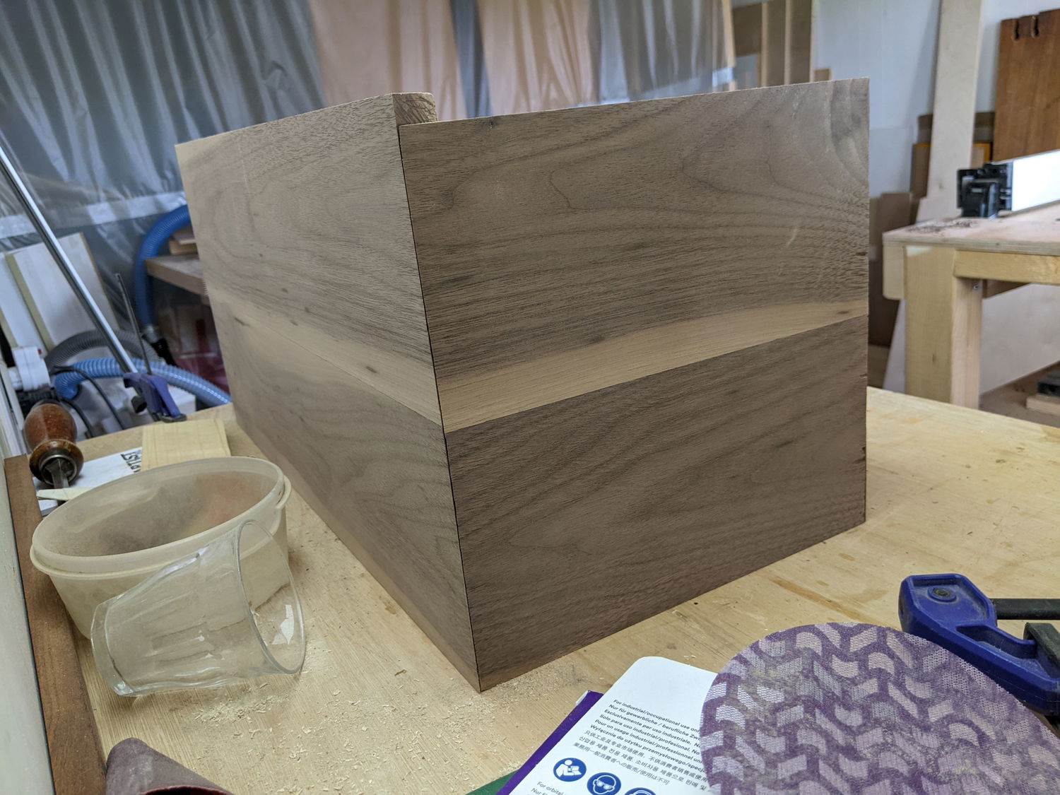 There was some sapwood and bark on 1 side of the board that was a lot worse than i anticipated when buying the wood so i sadly had to cut the side part down a bit and the grain in the middle couldn’t be aligned anymore.