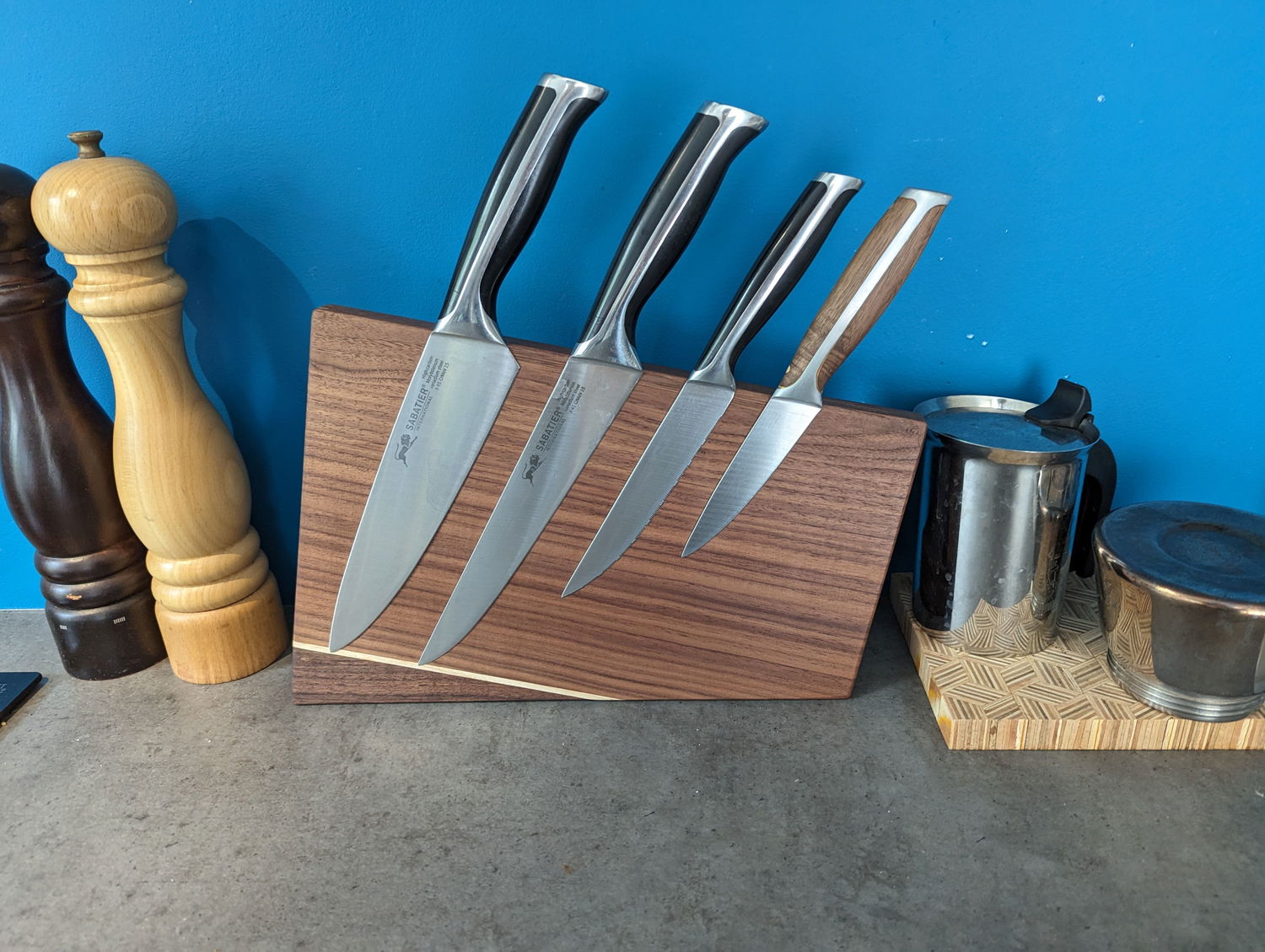 And here it sits in my kitchen. As you can see one of the knives has a walnut handle to match. That’s the only one I’ve done but I plan to redo all the other handles as well. Sometime 🤓