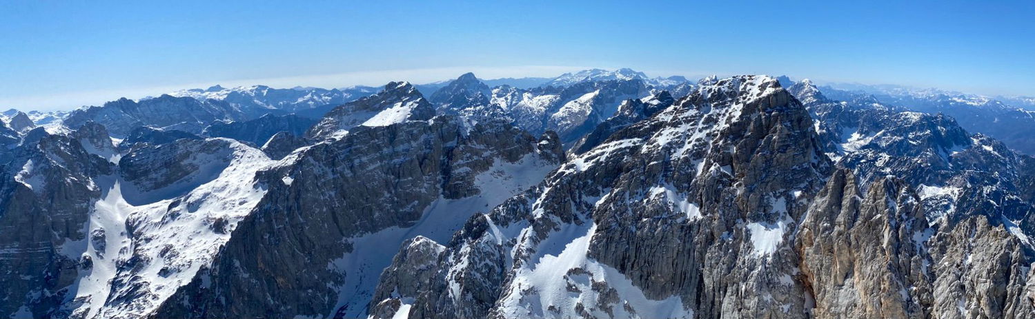 Panorama Julijskih alp. Na desni kraljuje Škrlatica. 